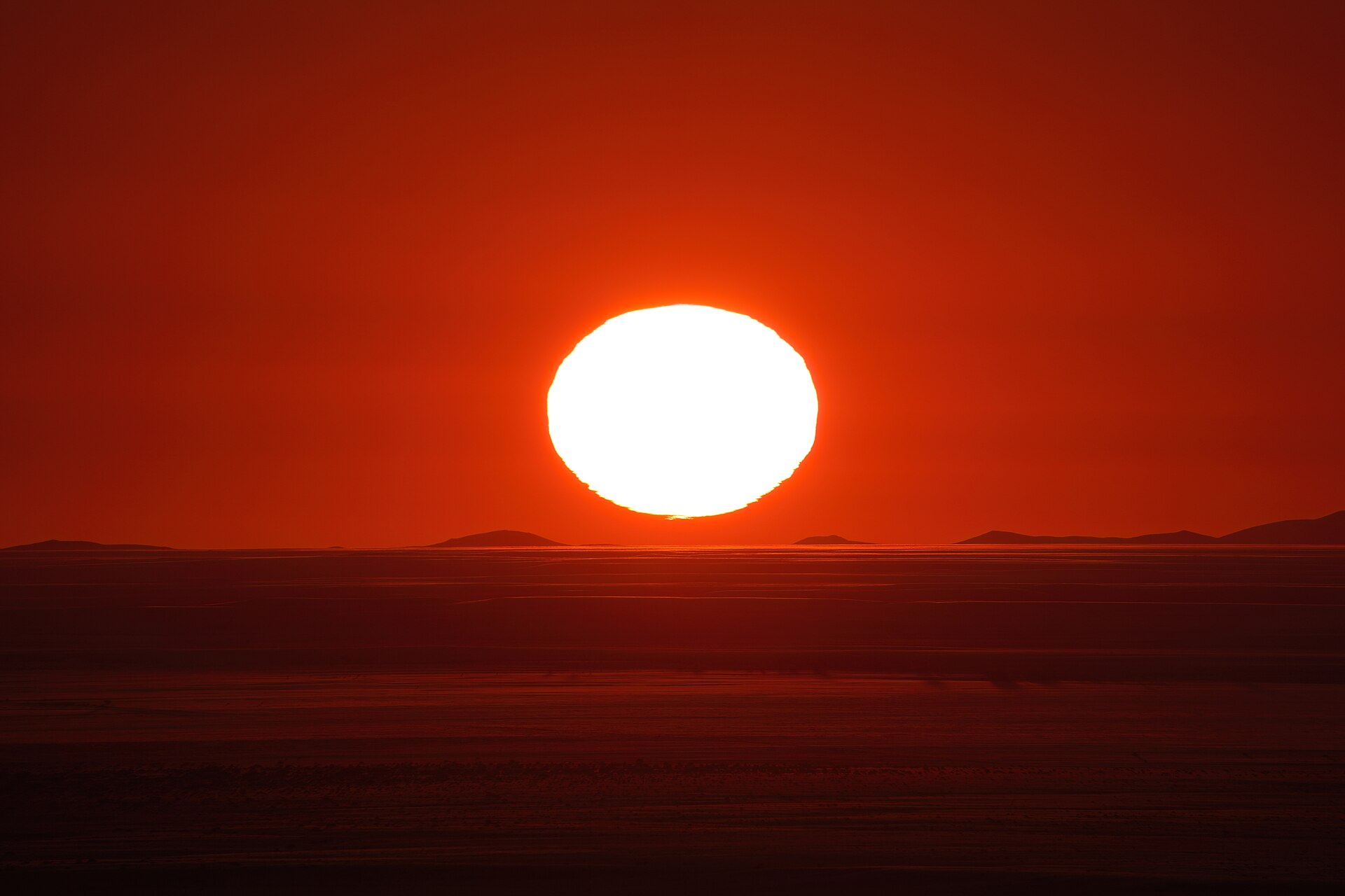 A calm ocean sunset provides a simple backdrop for content creation.